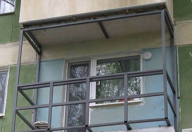 Альтернативное остекление балкона оргстеклом вместо стекла Пересвет